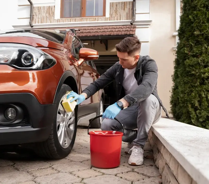 Lavage auto à domicile Azay-sur-Cher : professionnel intervenant sur un véhicule